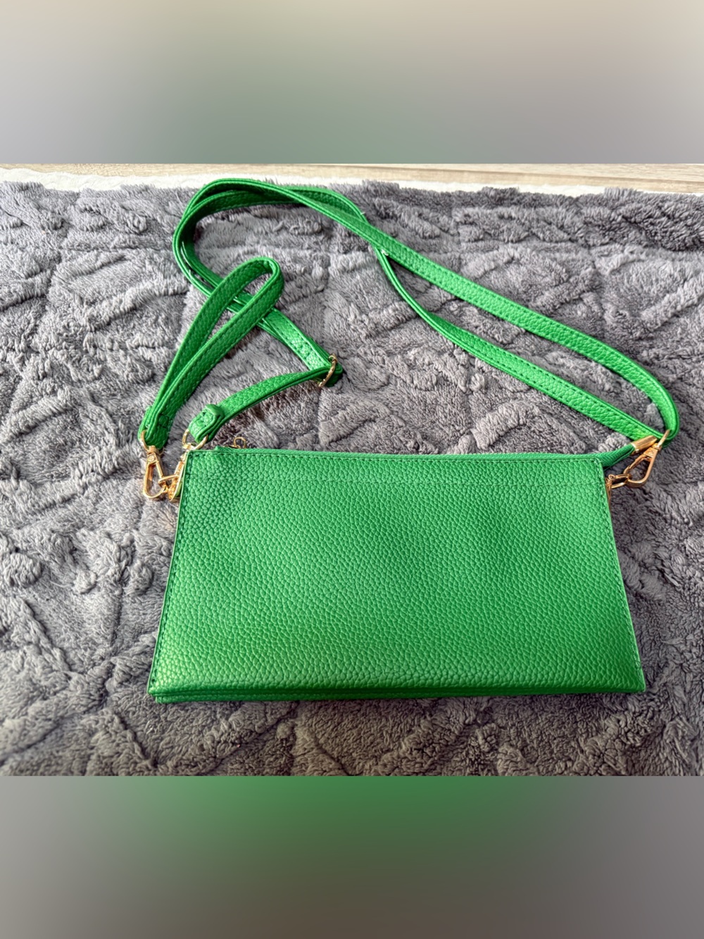 Kelly Green Leather Crossbody Bag/Wristlet convertible - (Unbranded)
